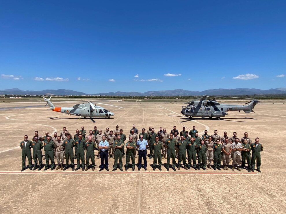 El personal del Ala 49 posa junto a su primer S-76 y uno de sus A330.