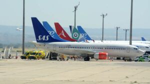 El avión que ha trasladado a Madrid a los Ucranianos, ya en el aeropuerto de Madrid-Barajas, junto a varias ambulancias.