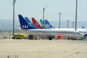 El avión que ha trasladado a Madrid a los Ucranianos, ya en el aeropuerto de Madrid-Barajas, junto a varias ambulancias.