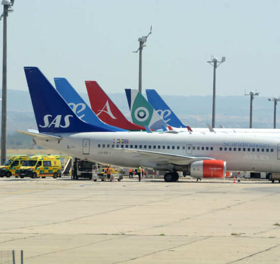 El avión que ha trasladado a Madrid a los Ucranianos, ya en el aeropuerto de Madrid-Barajas, junto a varias ambulancias.