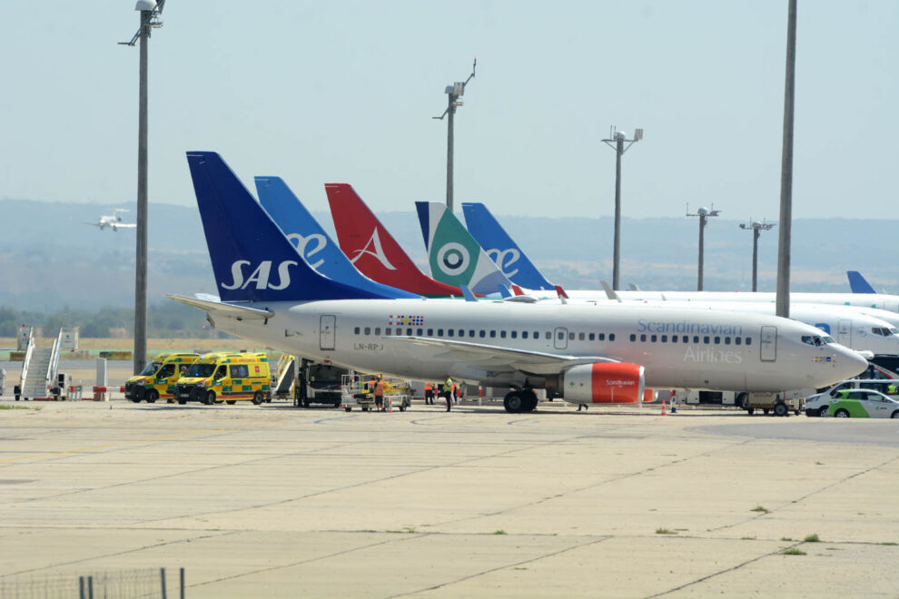 El avión que ha trasladado a Madrid a los Ucranianos, ya en el aeropuerto de Madrid-Barajas, junto a varias ambulancias.