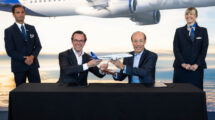 Anko van der Werff y Arjan Meijer firman el contrato de compra de SAS.