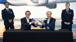 Anko van der Werff y Arjan Meijer firman el contrato de compra de SAS.