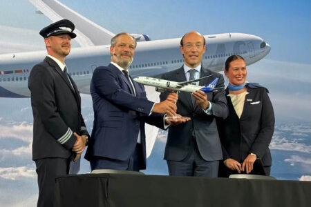 Anko van der Werff (derecha), presidente de SAS y Benoît de Saint-Exupéry, vice presidente de Ventas de aviones comerciales de Airbus en el anuncio del acuerdo.