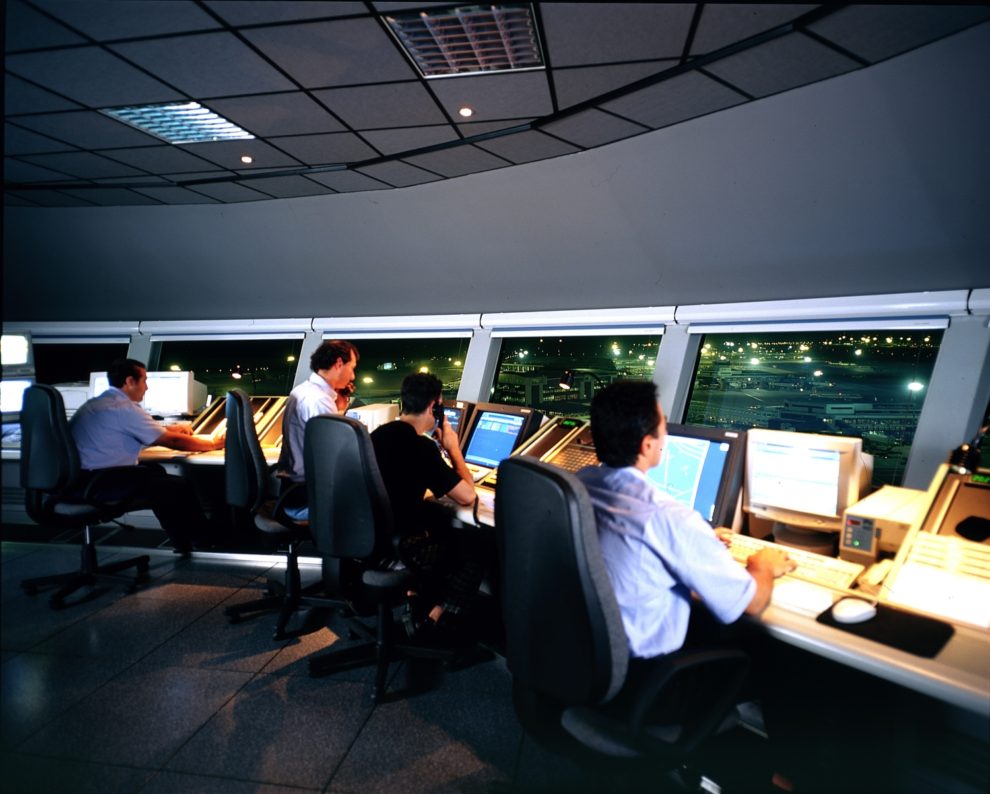 Consolas de control del tráfico aéreo desarrolladas por Leonardo.
