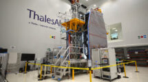 El Spainsat NG II en la sala limpia de Thales Alenia Space España durante su construcción.