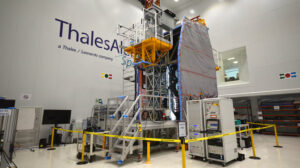 El Spainsat NG II en la sala limpia de Thales Alenia Space España durante su construcción.