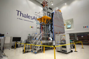 El Spainsat NG II en la sala limpia de Thales Alenia Space España durante su construcción.