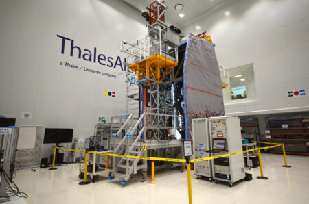 El Spainsat 2 NG en la sala limpia de Thales Alenia Space España.