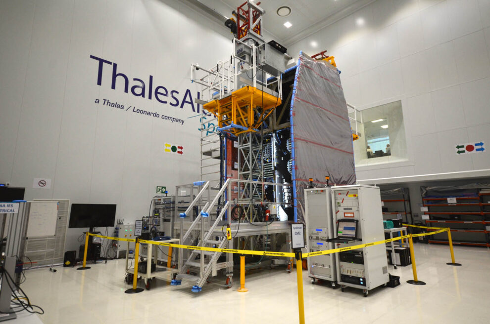 El Spainsat NG II en la sala limpia de Thales Alenia Space España durante su construcción.