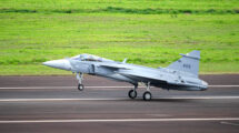 Despegue del primer Gripen E fabricado en Brásil.