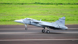 Despegue del primer Gripen E fabricado en Brásil.
