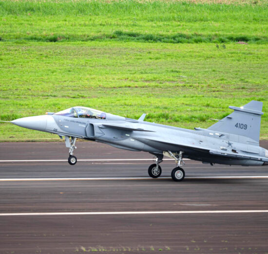 Despegue del primer Gripen E fabricado en Brásil.