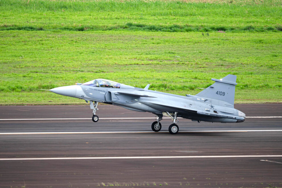 Despegue del primer Gripen E fabricado en Brásil.