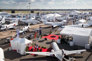 Exposición de aeronaves en el slaón de la NBAA en EE.UU.