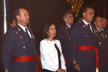 El general Salto (izquierda), la ministra Robles, y el general Braco (derecha) durante la ceremonia de cambio de mando.