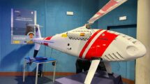 Schiebel Camcopter S-100 con colores de Salvamento Marítimo en la presentación en Barcelona de ISAR.