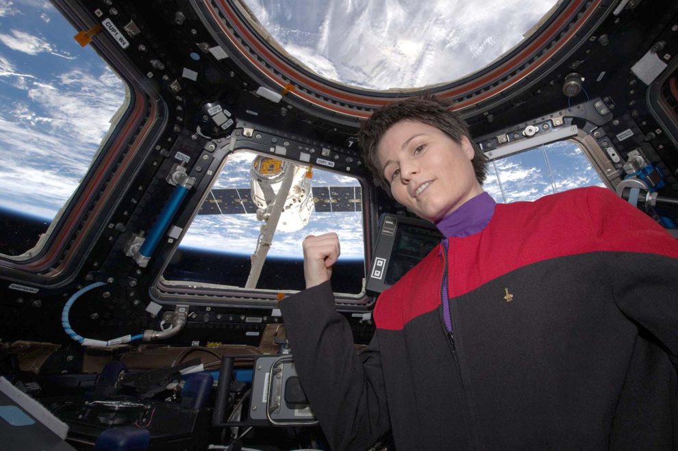 Cristoforetti en la ISS con un uniforme de la serie Star Trek Espacipo Profundo 9 durante la aproximación de un cápsula Dragon.