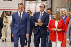 Pedro Sánchez, acompañado por Fernando Lombo y autoridades políticas y directivos de Airbus durante su visita al nuevi hub logístico de Airbus Helicopters en Albacete.