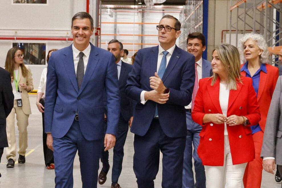 Pedro Sánchez, acompañado por Fernando Lombo y autoridades políticas y directivos de Airbus durante su visita al nuevi hub logístico de Airbus Helicopters en Albacete.