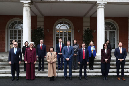 Foto de familia de los participantes en la reunión.