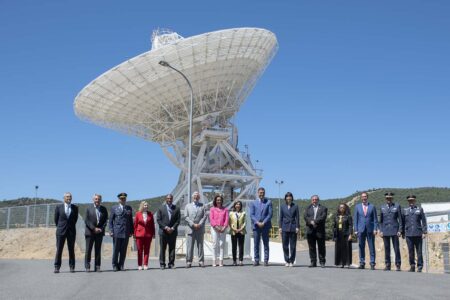 Sánchez con los ministros presentes y otras autoridades frente a una de las antenas de la estación de Robledo de Chavela.