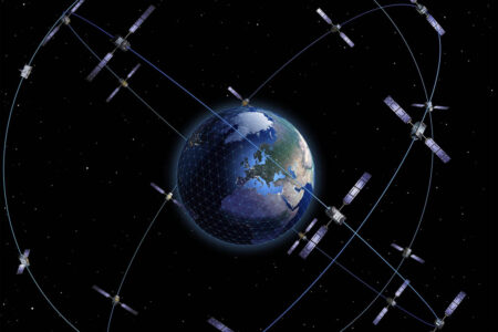 La señal GPS se origin en una constelaciòn de satélites orbitano la Tierra en varias órbitas.