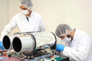 Trabajos de producción de una de las cámaras de Satlantis para satélites.