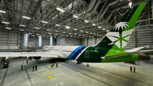 El Boeing 787 HZ-ARB en el hangar de pintura en Teruel.