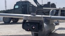 Un UAV Seeker frente a un Vantac equipado con el mortero embarcado Dual-EIMOS de 81 mm.