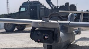 Un UAV Seeker frente a un Vantac equipado con el mortero embarcado Dual-EIMOS de 81 mm.