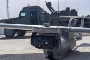 Un UAV Seeker frente a un Vantac equipado con el mortero embarcado Dual-EIMOS de 81 mm.