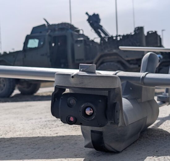 Un UAV Seeker frente a un Vantac equipado con el mortero embarcado Dual-EIMOS de 81 mm.