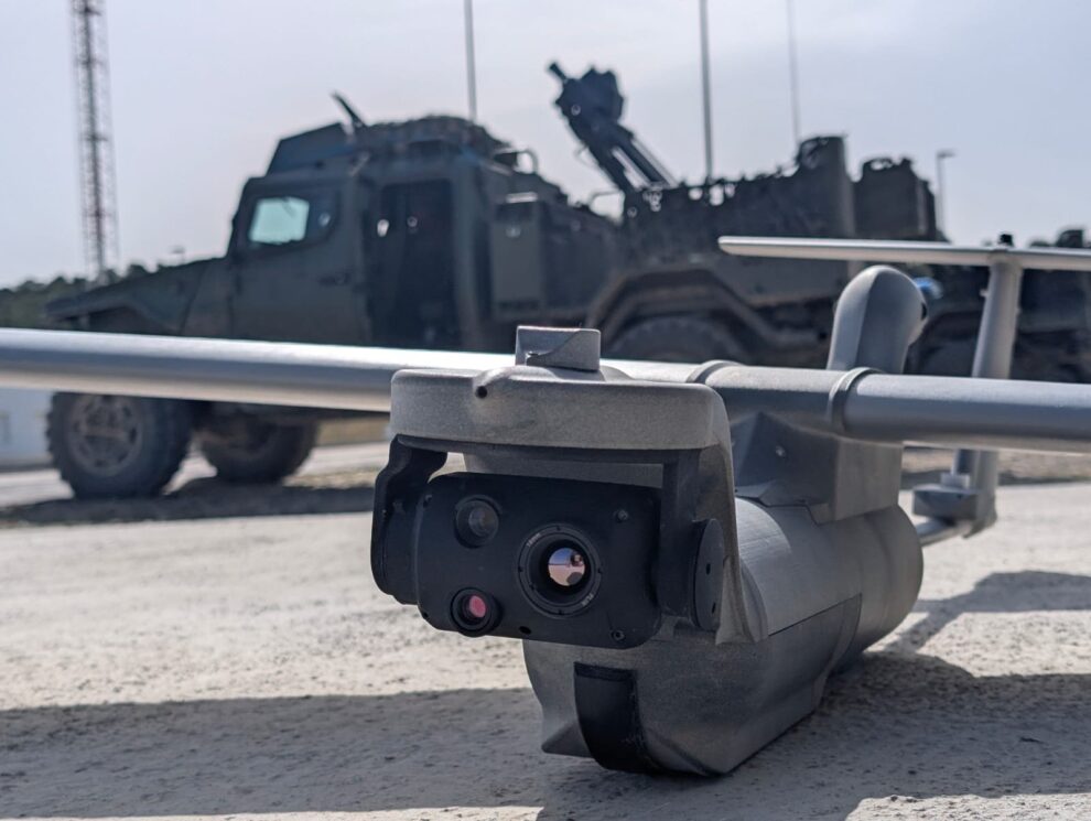 Un UAV Seeker frente a un Vantac equipado con el mortero embarcado Dual-EIMOS de 81 mm.