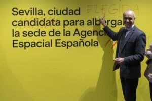 El alcande de Sevilla celebra la elección de la sede de la Agencia Espacial Española.