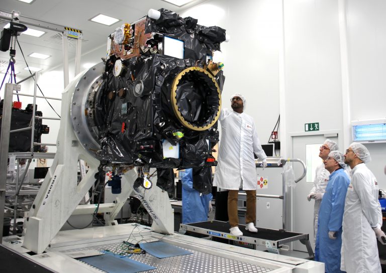 Uno de los dos satélites de la misión Proba-3 en la sala blanca de Redwire Space, en Holanda.
