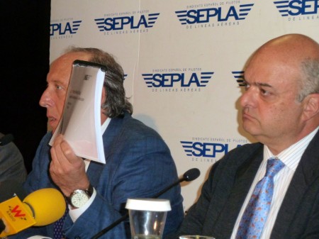 Justo Peral, jefe de SEPLA -Iberia y Javier Martínez, presidente de SEPLA
