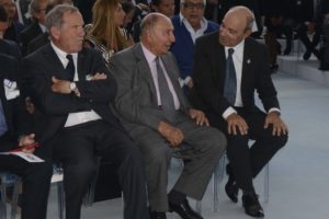 Serge Dassault, al centro, junto a Charles Edelstenne, su sucesor al frente de Dassault (a la izquierda) y Eric Trappier,( a la derecha), sucesor a su vez de Edelstenne, el 2 de junio de 2015 durante la presentación del Falcon 5X.