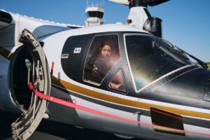 Sheikha Mozah Bint Marwan Al Maktoum en la cabina del Leonardo AW609.