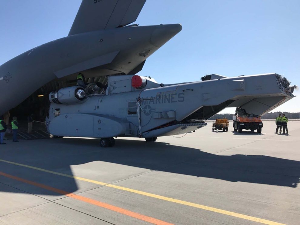 Descarga del Sikorsky CH-53K del Boeing C-17 de la USAF a su llegada a la base alemana de Holzdorf.