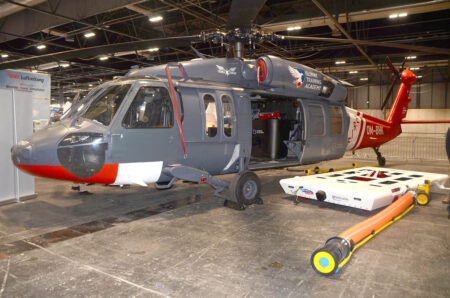 Sikorsky EH-60A de Slovak Training Academy para extinción de incendios expuesto en European Rotors em IFEMA en 2023.
