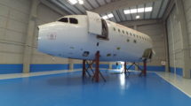 Academy ha instalado el fuselaje delantero del Airbus A320 EC-FDB sobre un soporte que sitúa las puertas a la altura real del avión respecto al suelo.