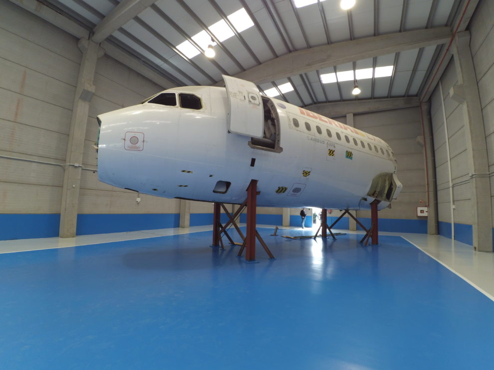 Academy ha instalado el fuselaje delantero del Airbus A320 EC-FDB sobre un soporte que sitúa las puertas a la altura real del avión respecto al suelo.