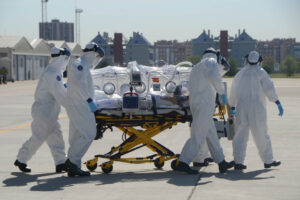 Simulacro de traslado de un paciente infeccioso por la UMAER.