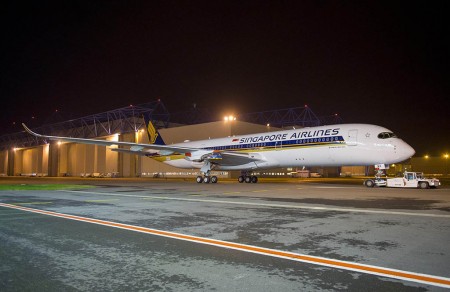 El primero de los nuevos Airbus A350-900 de Singapore Airlines recién salido del hangar de pintura en Toulouse.