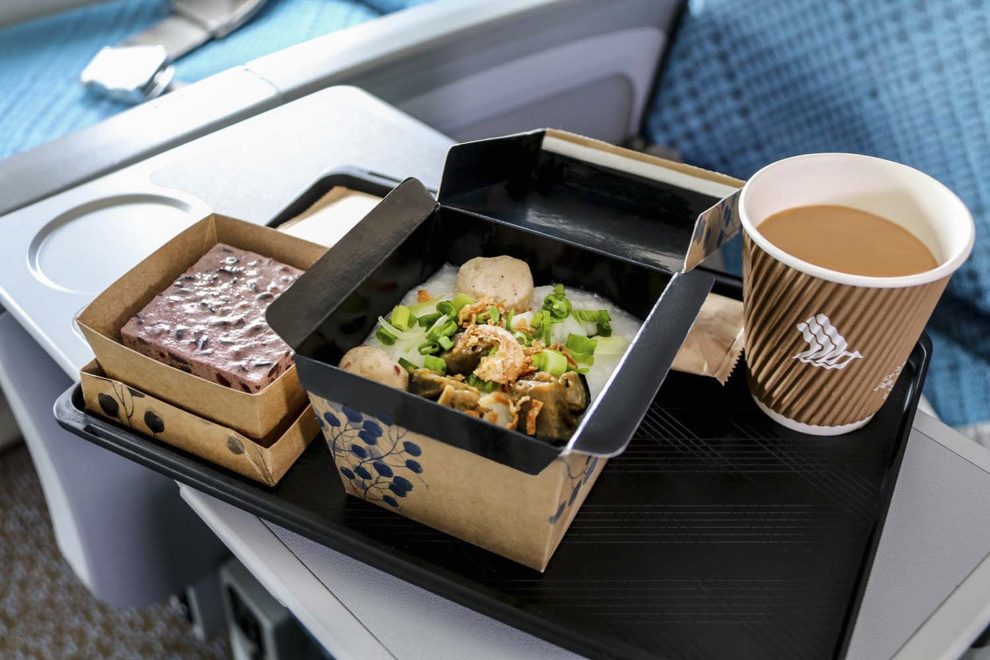 Los nuevos platos de papel de Singapore Airlines tienen la misma capacidad de comida que los anteriores.
