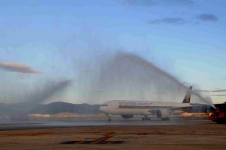 Arco de agua al Boeing 777 de Singapore Airlines en su vuelo inaugural a Barcelona.