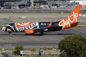 El Boeing 737 de Sky Up del vuelo inaugural a Madrid rodando para despegar de regreso a Kiev.