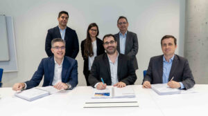 Firma del contrato entre Skylife Engineering y Airbus defence para el Eurodrone.