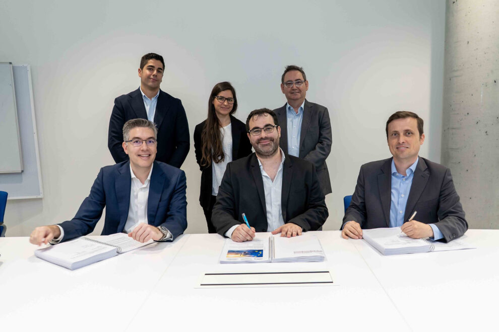 Firma del contrato entre Skylife Engineering y Airbus defence para el Eurodrone.